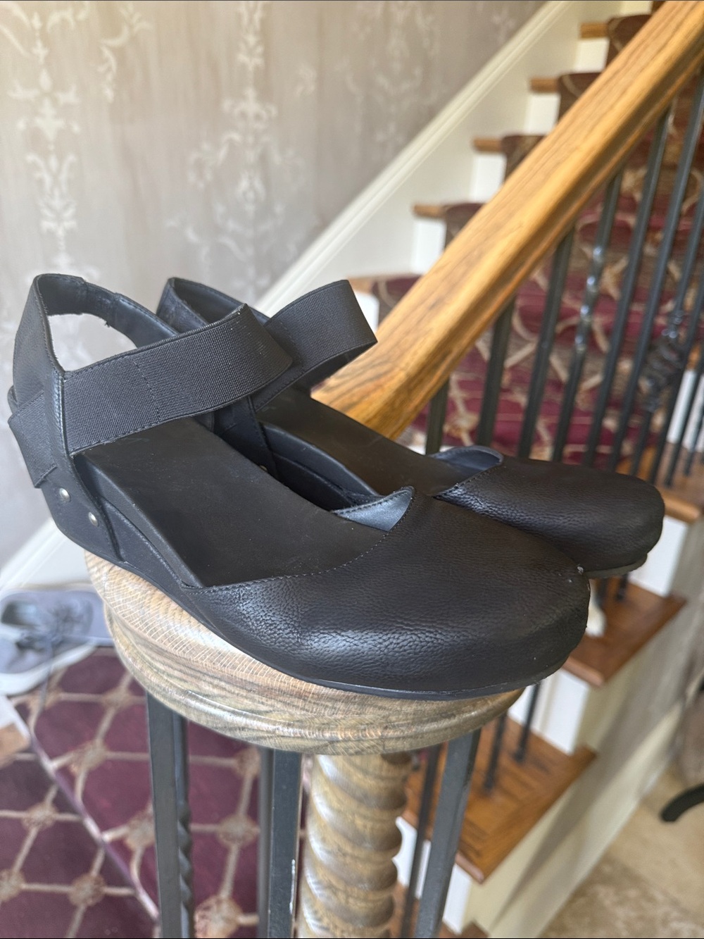 AXXIOM Lady slip on Mary Jane style shoe preowned good condition size 10
